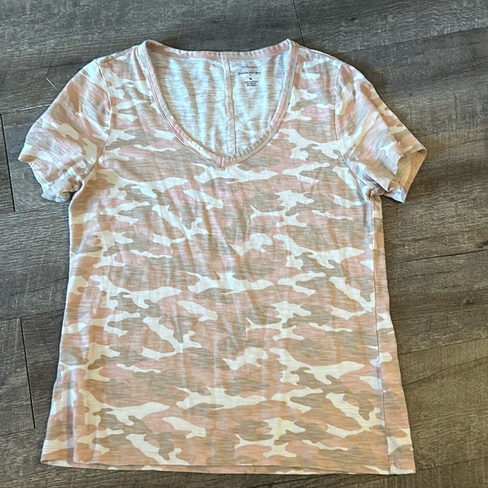 Banana Republic Malibu T-Shirt Women's Size Medium Pink Blush Camo V-Neck‎